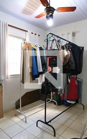 Casa à venda com 180m², 3 quartos e 6 vagasQuarto 2 (fundos)