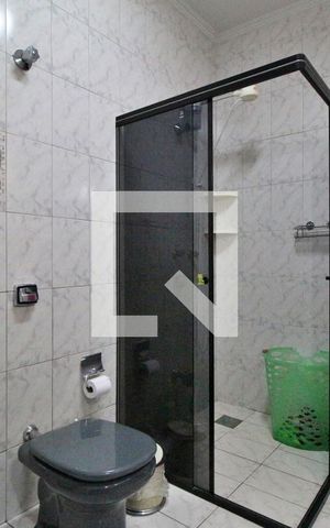 Casa à venda com 180m², 3 quartos e 6 vagasBanheiro do Quarto 1