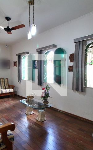 Casa à venda com 180m², 3 quartos e 6 vagasSala