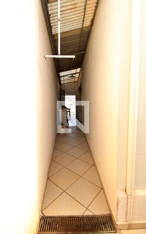 Casa à venda com 180m², 3 quartos e 6 vagasCorredor lateral