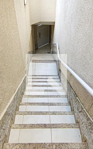 Casa de condomínio para alugar com 220m², 4 quartos e 2 vagas Casa de condomínio para alugar com 220m², 4 quartos e 2 vagasescada