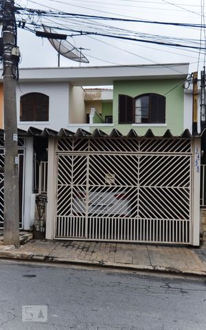 Casa à venda com 163m², 3 quartos e 2 vagas Casa à venda com 163m², 3 quartos e 2 vagasFachada