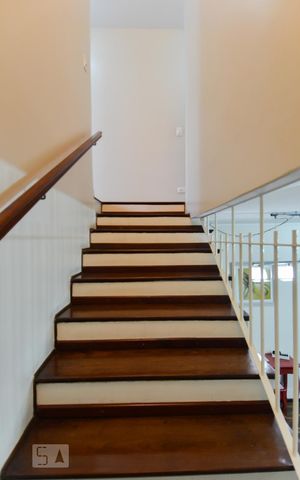 Casa à venda com 163m², 3 quartos e 2 vagas Casa à venda com 163m², 3 quartos e 2 vagasEscada da Sala