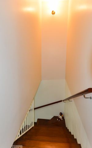 Casa à venda com 163m², 3 quartos e 2 vagas Casa à venda com 163m², 3 quartos e 2 vagasEscada da Sala