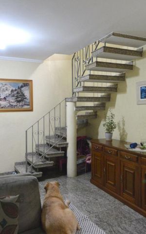 Casa à venda com 200m², 3 quartos e 2 vagasSala