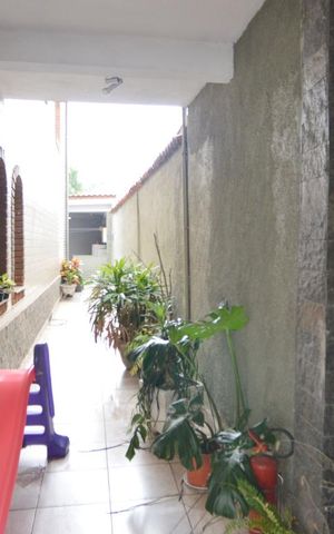 Casa à venda com 200m², 3 quartos e 2 vagasCorredor lateral do quintal