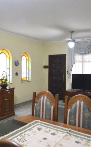 Casa à venda com 200m², 3 quartos e 2 vagasSala