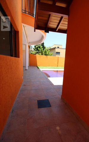 Casa de condomínio para alugar com 332m², 4 quartos e 5 vagasAcesso ao quintal