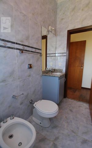 Casa de condomínio para alugar com 332m², 4 quartos e 5 vagasBanheiro da Suíte