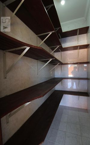 Casa de condomínio para alugar com 332m², 4 quartos e 5 vagasDespensa