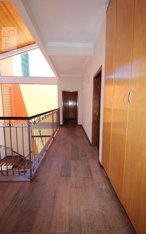 Casa de condomínio para alugar com 332m², 4 quartos e 5 vagasCorredor