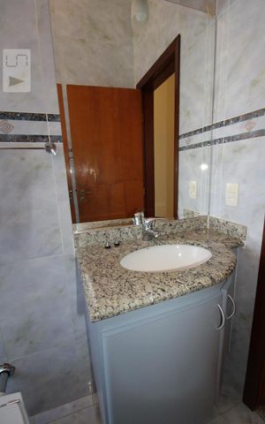 Casa de condomínio para alugar com 332m², 4 quartos e 5 vagasBanheiro da Suíte