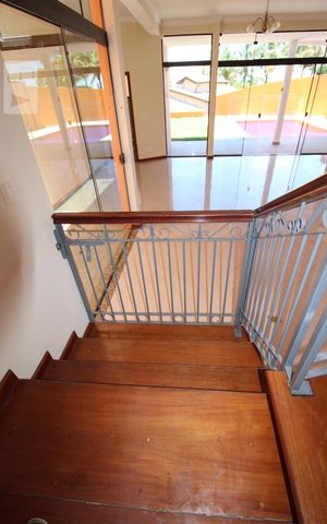 Casa de condomínio para alugar com 332m², 4 quartos e 5 vagasEscada