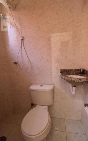 Casa de condomínio para alugar com 332m², 4 quartos e 5 vagasBanheiro de Serviço