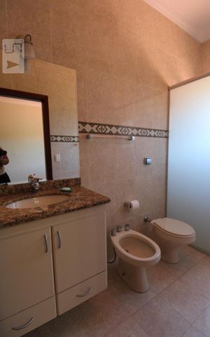 Casa de condomínio para alugar com 332m², 4 quartos e 5 vagasBanheiro da Suíte