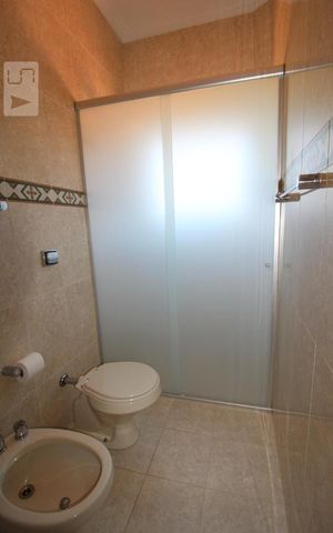 Casa de condomínio para alugar com 332m², 4 quartos e 5 vagasBanheiro da Suíte