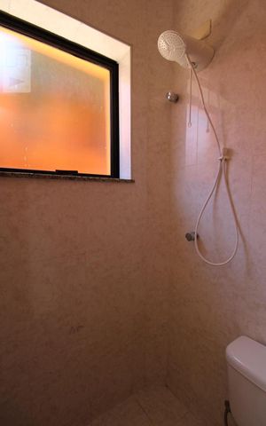 Casa de condomínio para alugar com 332m², 4 quartos e 5 vagasBanheiro de Serviço