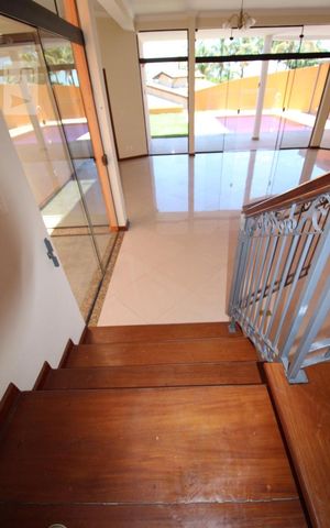Casa de condomínio para alugar com 332m², 4 quartos e 5 vagasEscada