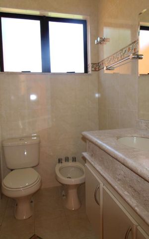 Casa de condomínio para alugar com 332m², 4 quartos e 5 vagasLavabo