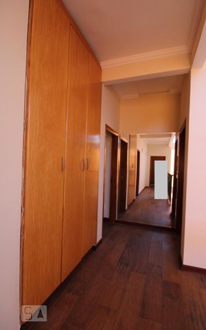 Casa de condomínio para alugar com 332m², 4 quartos e 5 vagasCorredor