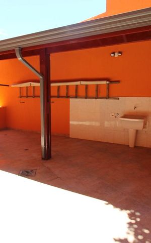Casa de condomínio para alugar com 332m², 4 quartos e 5 vagasÁrea de Serviço descoberta