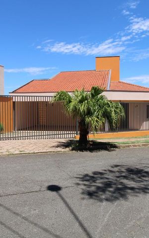Casa de condomínio para alugar com 332m², 4 quartos e 5 vagasFachada
