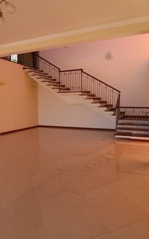 Casa de condomínio para alugar com 332m², 4 quartos e 5 vagasSala
