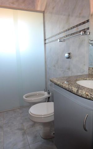 Casa de condomínio para alugar com 332m², 4 quartos e 5 vagasBanheiro da Suíte