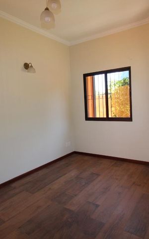 Casa de condomínio para alugar com 332m², 4 quartos e 5 vagasSala (pavimento superior)