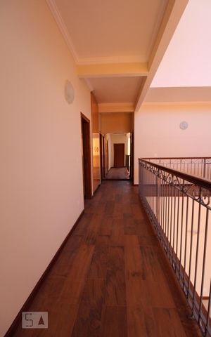 Casa de condomínio para alugar com 332m², 4 quartos e 5 vagasCorredor