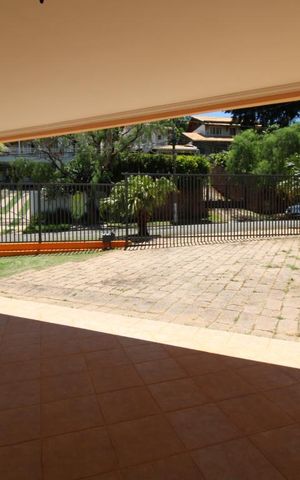Casa de condomínio para alugar com 332m², 4 quartos e 5 vagasGaragem