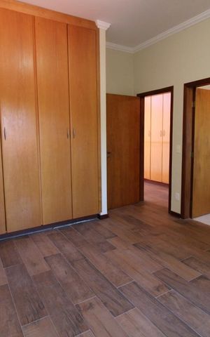 Casa de condomínio para alugar com 332m², 4 quartos e 5 vagasQuarto 4 (suíte)