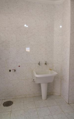 Casa de condomínio para alugar com 332m², 4 quartos e 5 vagasÁrea de Serviço