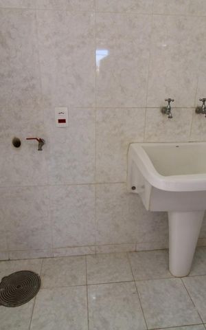 Casa de condomínio para alugar com 332m², 4 quartos e 5 vagasÁrea de Serviço