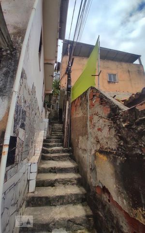 Casa para alugar com 65m², 2 quartos e 1 vagaEscada e Fachada