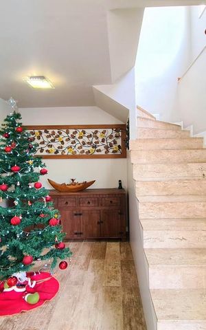 Casa à venda com 240m², 6 quartos e 5 vagas Casa à venda com 240m², 6 quartos e 5 vagasSala