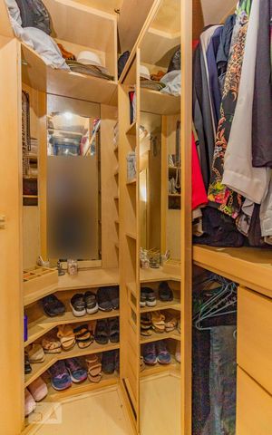 Apartamento à venda com 165m², 2 quartos e 2 vagas Apartamento à venda com 165m², 2 quartos e 2 vagasCloset Quarto 2