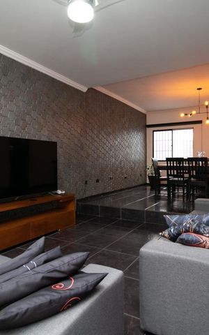 Casa à venda com 386m², 5 quartos e 6 vagas Casa à venda com 386m², 5 quartos e 6 vagasSala