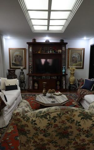 Casa à venda com 650m², 5 quartos e 6 vagasSala