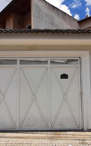 Casa à venda com 350m², 4 quartos e 4 vagasFachada
