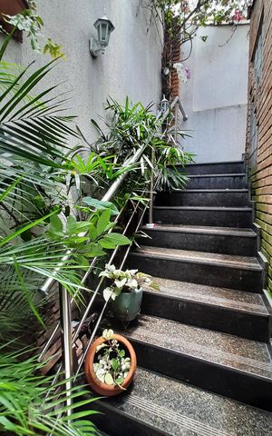 Casa à venda com 350m², 4 quartos e 4 vagasEscadas