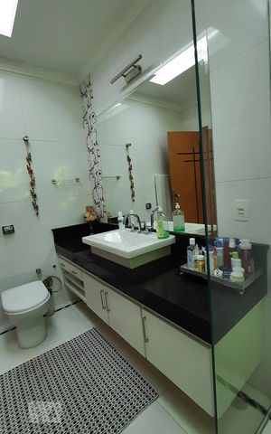 Casa à venda com 350m², 4 quartos e 4 vagasBanheiro Suite 1