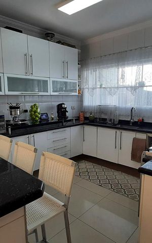 Casa à venda com 350m², 4 quartos e 4 vagasCozinha