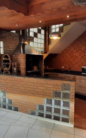 Casa à venda com 350m², 4 quartos e 4 vagasArea Gourmet