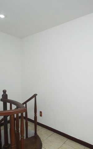 Casa à venda com 350m², 5 quartos e 1 vagaEscada