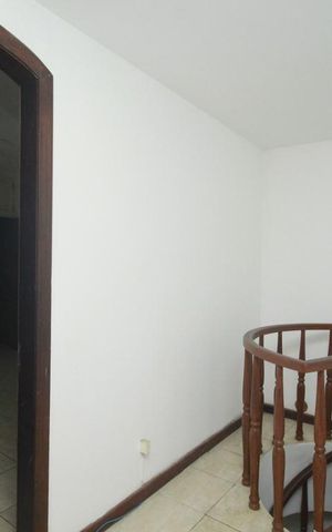 Casa à venda com 350m², 5 quartos e 1 vagaEscada