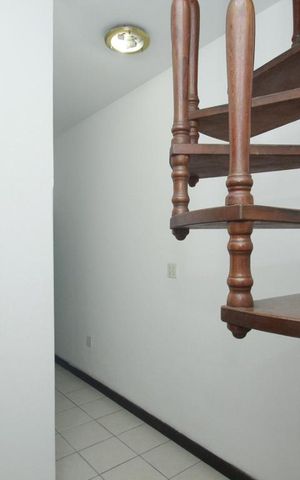Casa à venda com 350m², 5 quartos e 1 vagaEscada