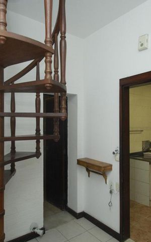 Casa à venda com 350m², 5 quartos e 1 vagaEscada