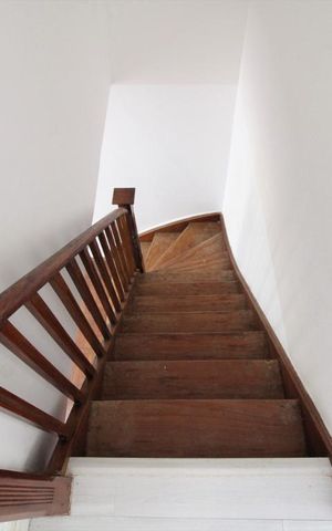 Casa à venda com 120m², 2 quartos e sem vagaEscada 