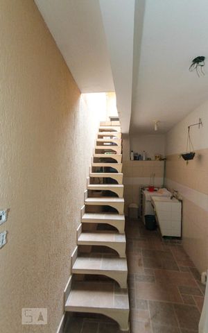 Casa à venda com 120m², 3 quartos e 1 vaga Casa à venda com 120m², 3 quartos e 1 vagaEscada